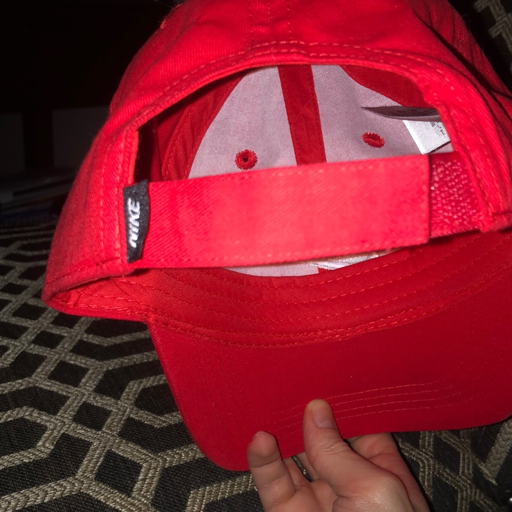 Nike Red Cap - Picture 3 of 5